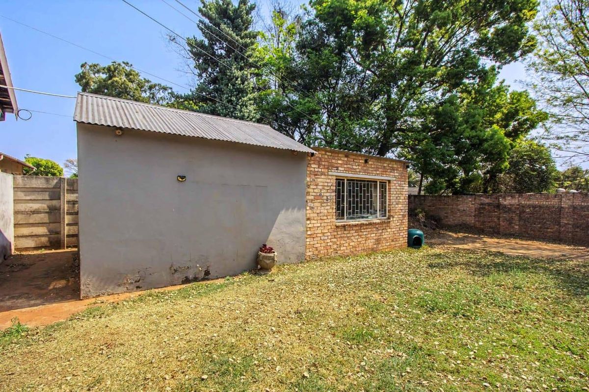 4 Bedroom House for Sale in Meyerspark, Pretoria - Photo 4