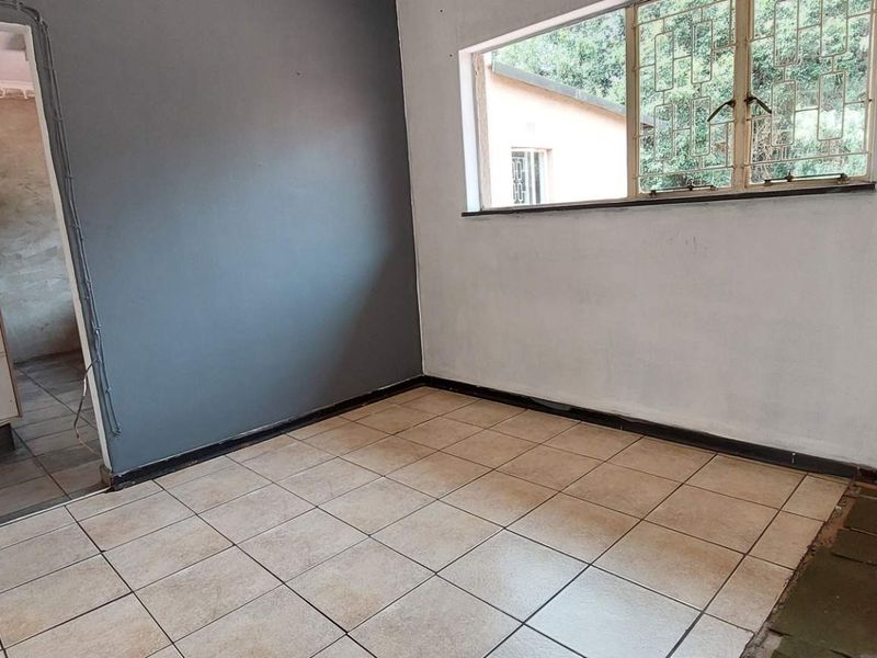 2 Flats, Large Stand and a Main House. - Photo 6