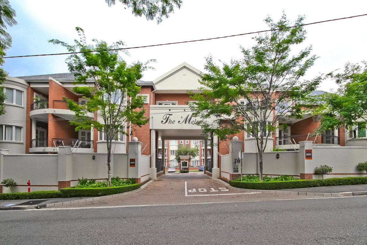 SOPHISTICATED  FULLY FURNISHED 2 BED 2 BATH GROUND FLOOR APARTMENT IN MELROSE - Photo 2