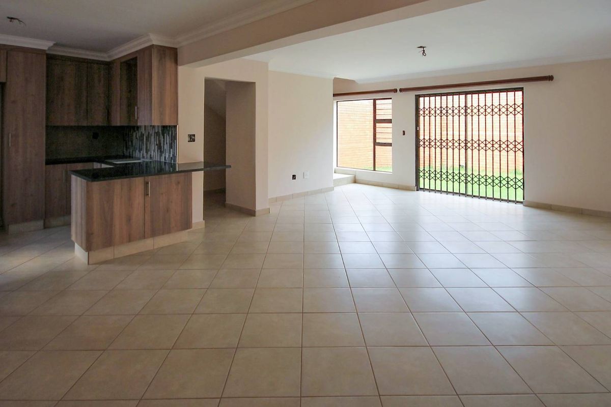 Very spacious Master & En-Suite with Neutral Décor! - Photo 2