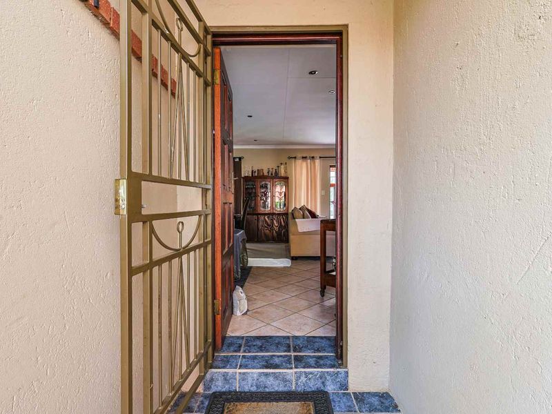 SPACIOUS FAMILY HOME | PET FRIENDLY | SECURE ESTATE LIVING IN MORELETA PARK - Photo 4