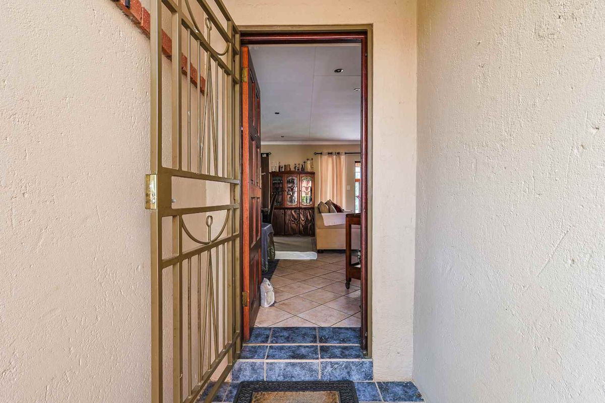 SPACIOUS FAMILY HOME | PET FRIENDLY | SECURE ESTATE LIVING IN MORELETA PARK - Photo 4