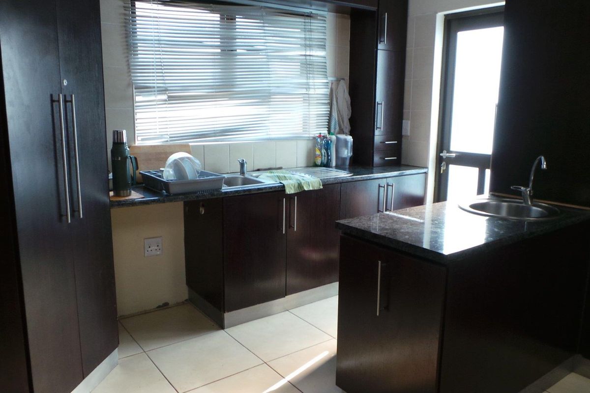 Perfect for the extended family or to earn an extra income. - Photo 3