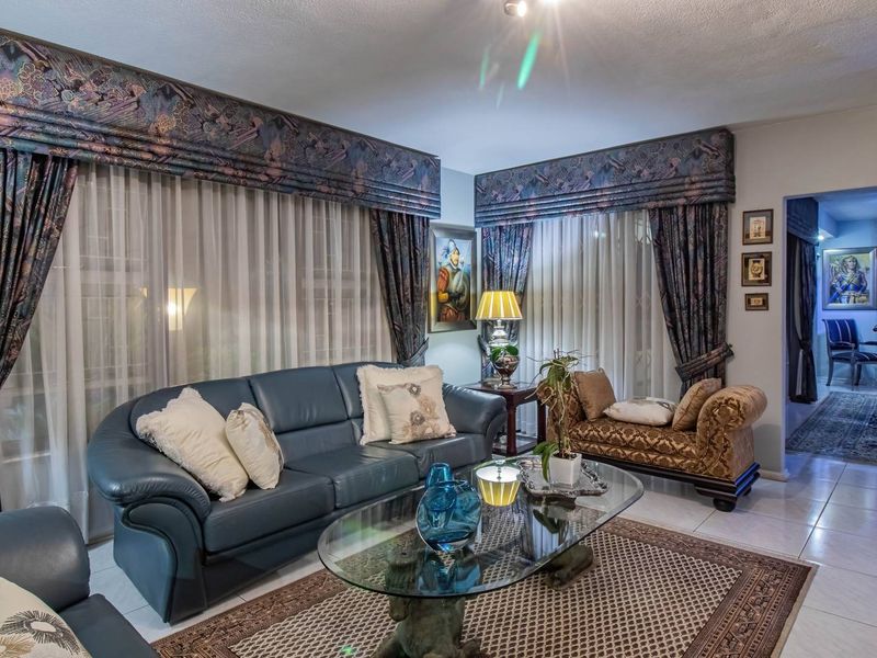 DISTINGUSHED HOME FOR THE DISCERNING FAMILY - Photo 5