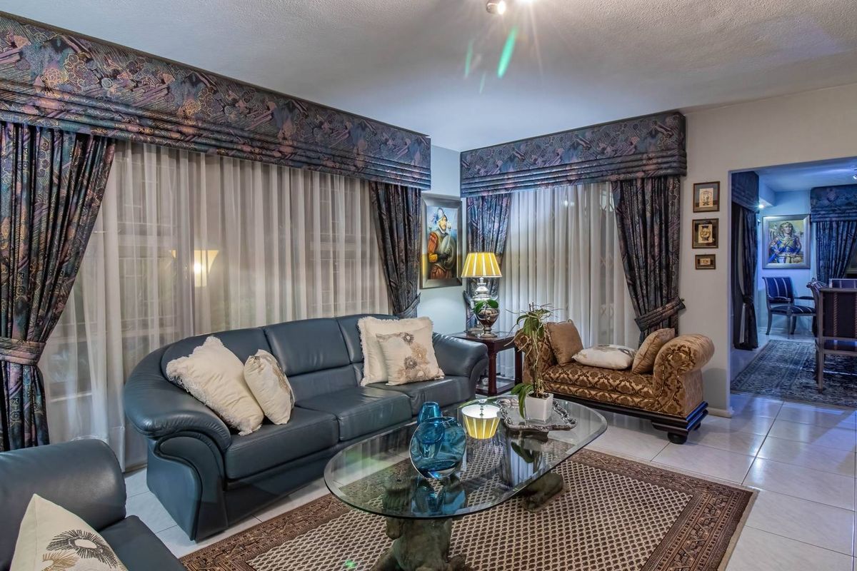 DISTINGUSHED HOME FOR THE DISCERNING FAMILY - Photo 5