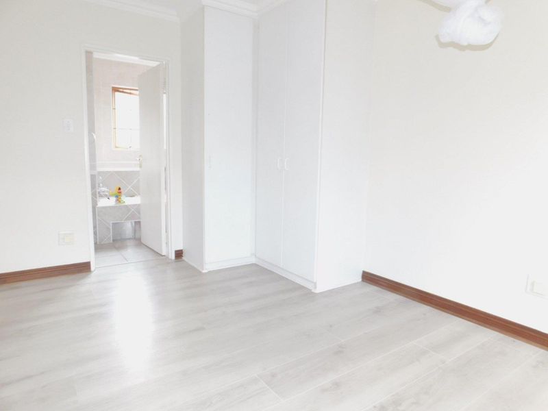 2 bedroom garden apartment for sale in Bryanston - Photo 6