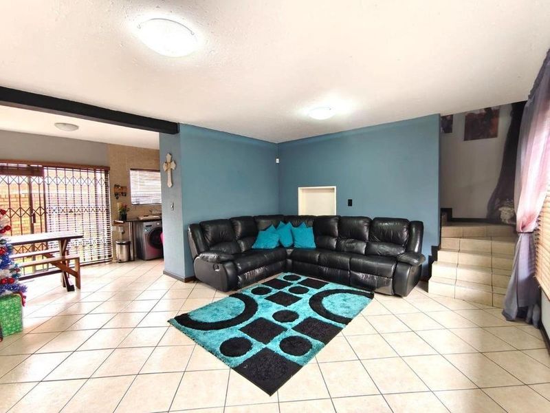 Secure Family Comfort in an Exclusive Tuscan-Style Estate - Photo 9