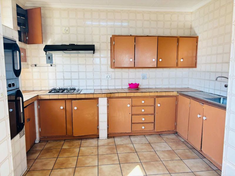 Spacious 5-Bedroom House with Pool for Sale in Quiet Street - Photo 4