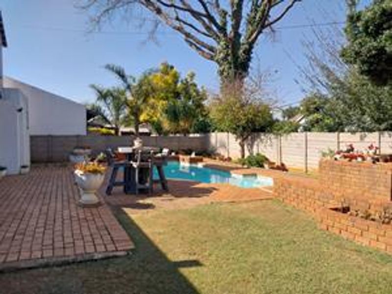 HUGE FAMILY HOME IN PRIME AREA - Photo 2