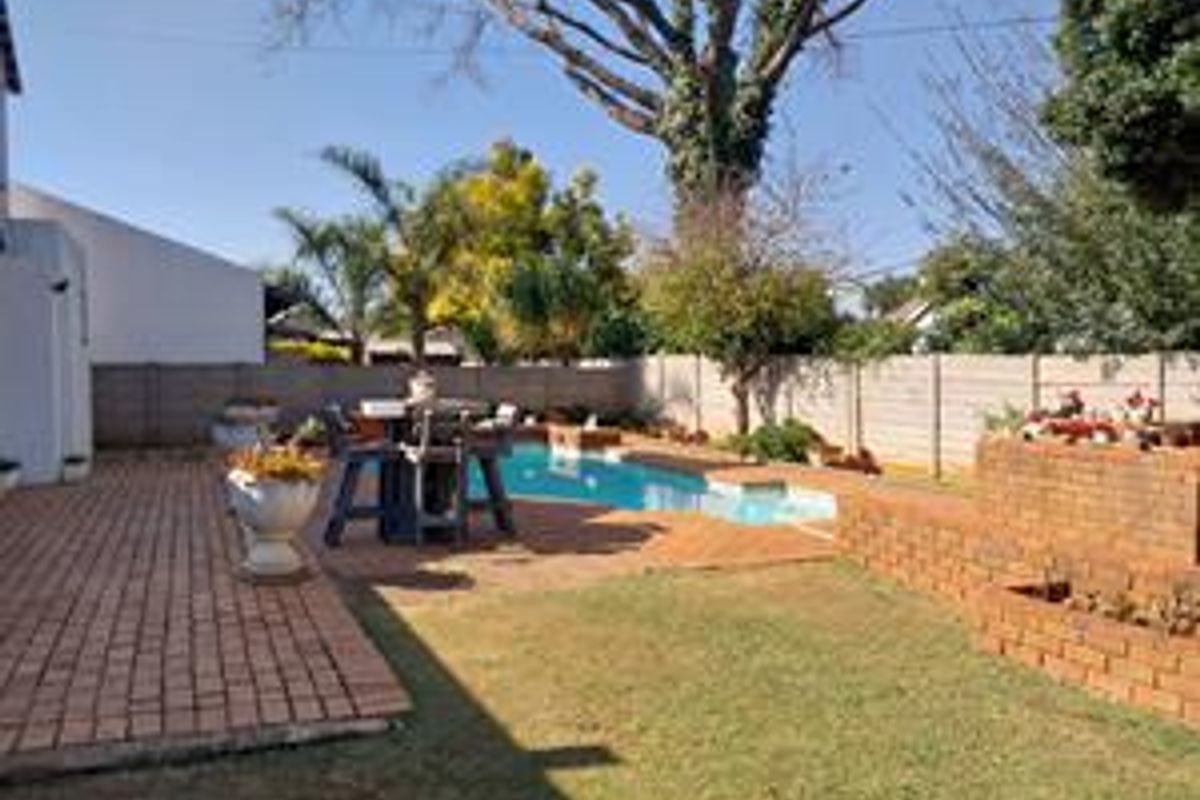 HUGE FAMILY HOME IN PRIME AREA - Photo 2