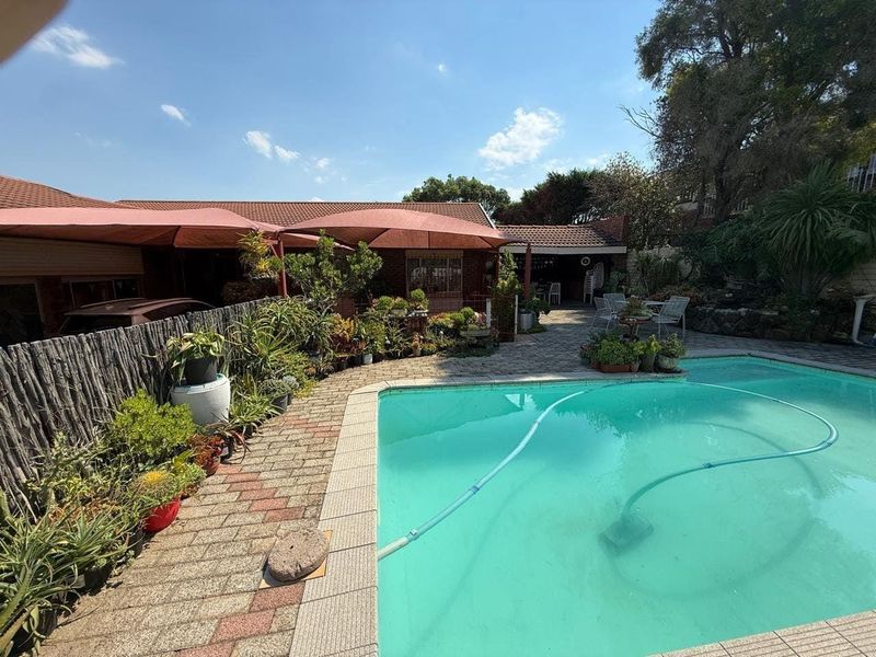 Comfortable Family Home with Flatlet Potential and Established Garden in Estcourt. - Photo 6