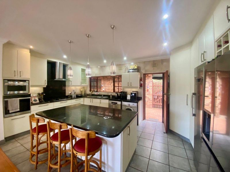 SPACE, PRIVACY AND LUSH SURROUNDS IN THE HEART OF KLOOF - Photo 4