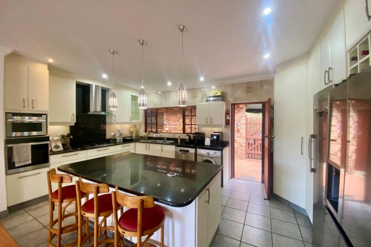SPACE, PRIVACY AND LUSH SURROUNDS IN THE HEART OF KLOOF - Photo 4