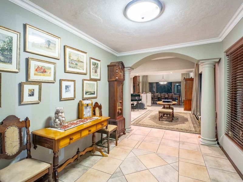 Elegant 4-Bedroom Mansion with Cinema, Solar Power & Breathtaking Views | Waterkloof Palms Estate - Photo 10