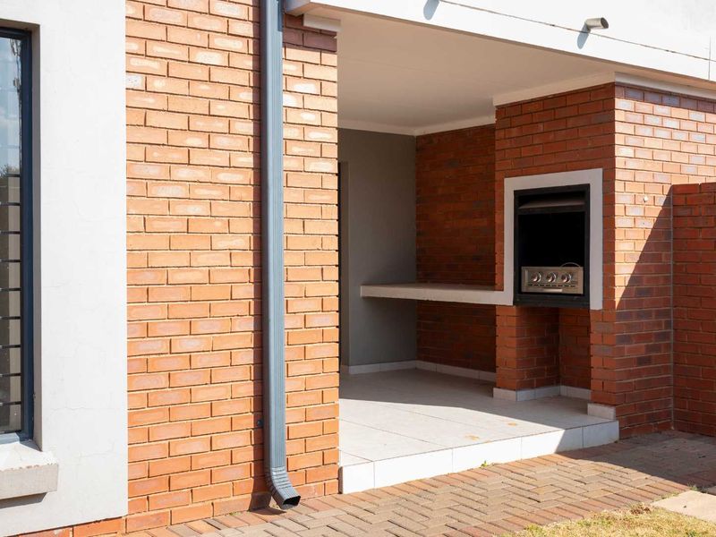 Charming Ground-Floor 3-Bedroom Unit with Private Garden in Irene - Photo 10