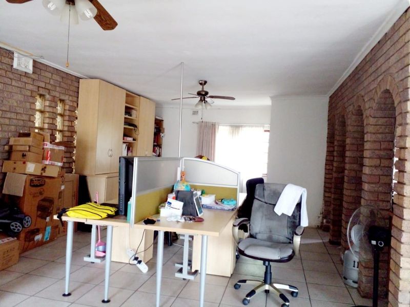 Your Spacious Escombe Home with Flatlet &amp; Huge Garden! - Photo 6
