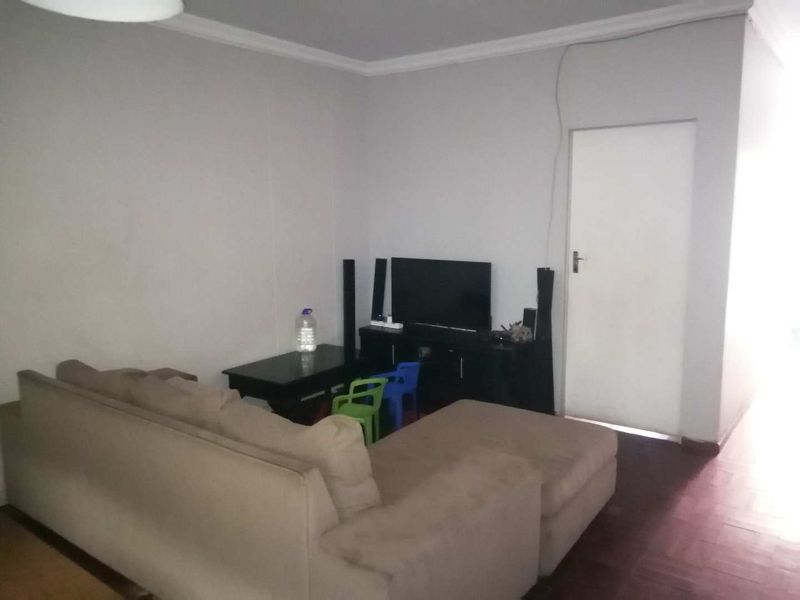 Prime Location, Prime Investment: Sunnyside 2.5BR Apartment - Photo 2