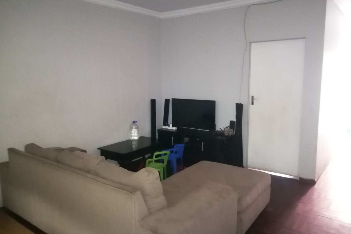 Prime Location, Prime Investment: Sunnyside 2.5BR Apartment - Photo 2