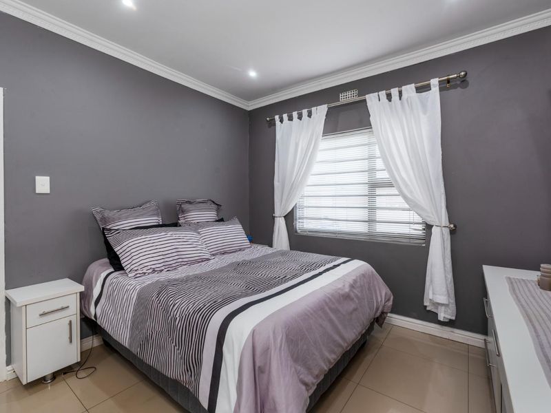 4 bedroom house availabile in Steenberg - Photo 3
