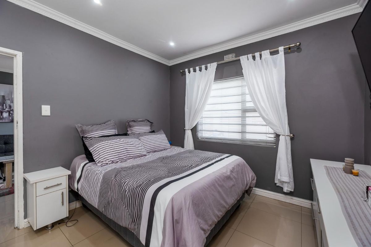 4 bedroom house availabile in Steenberg - Photo 3