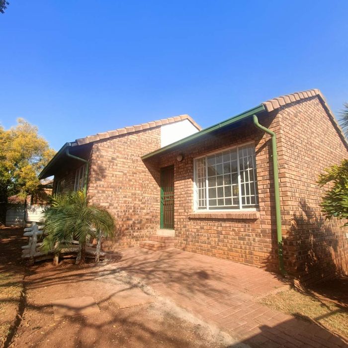 Property #2176714, Townhouse Pending Sale in Die Hoewes
