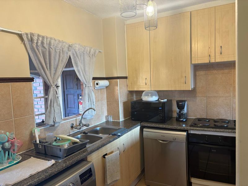 Charming 2-Bedroom Garden Unit in Secure Estate - Photo 4