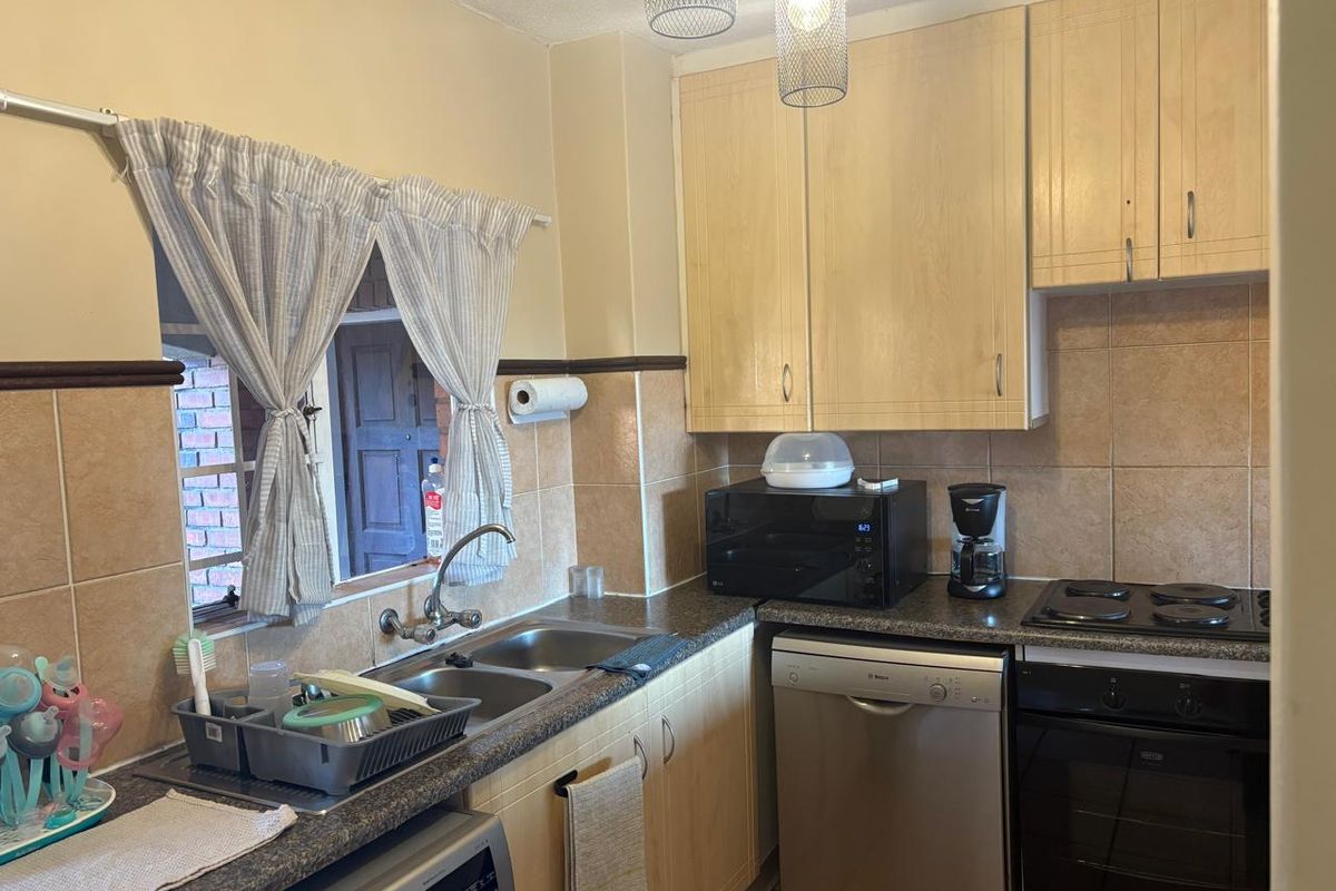 Charming 2-Bedroom Garden Unit in Secure Estate - Photo 4