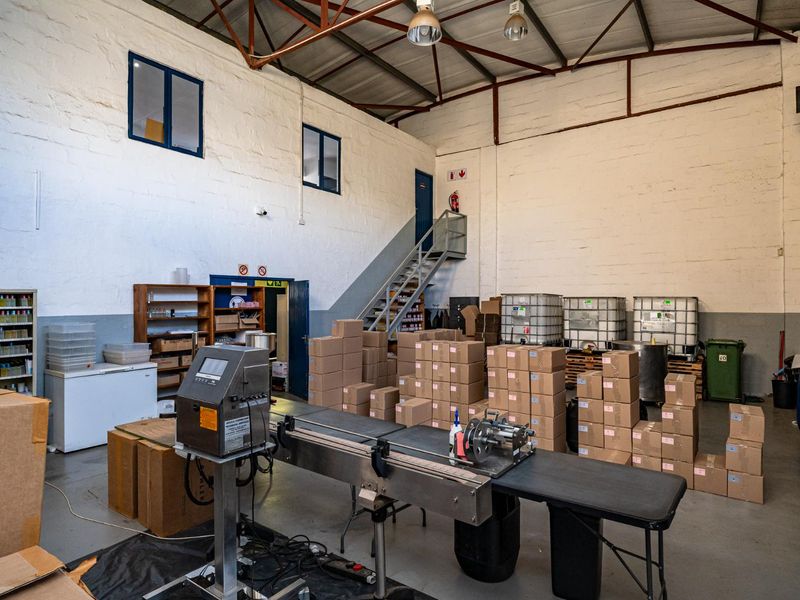 Secure CCTV-Monitored Unit in Prime Industrial Park - Photo 5