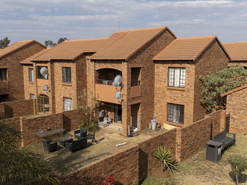 GROUND-FLOOR 2-BED UNIT WITH GARDEN IN MOOIKLOOF RIDGE ESTATE - Photo 4