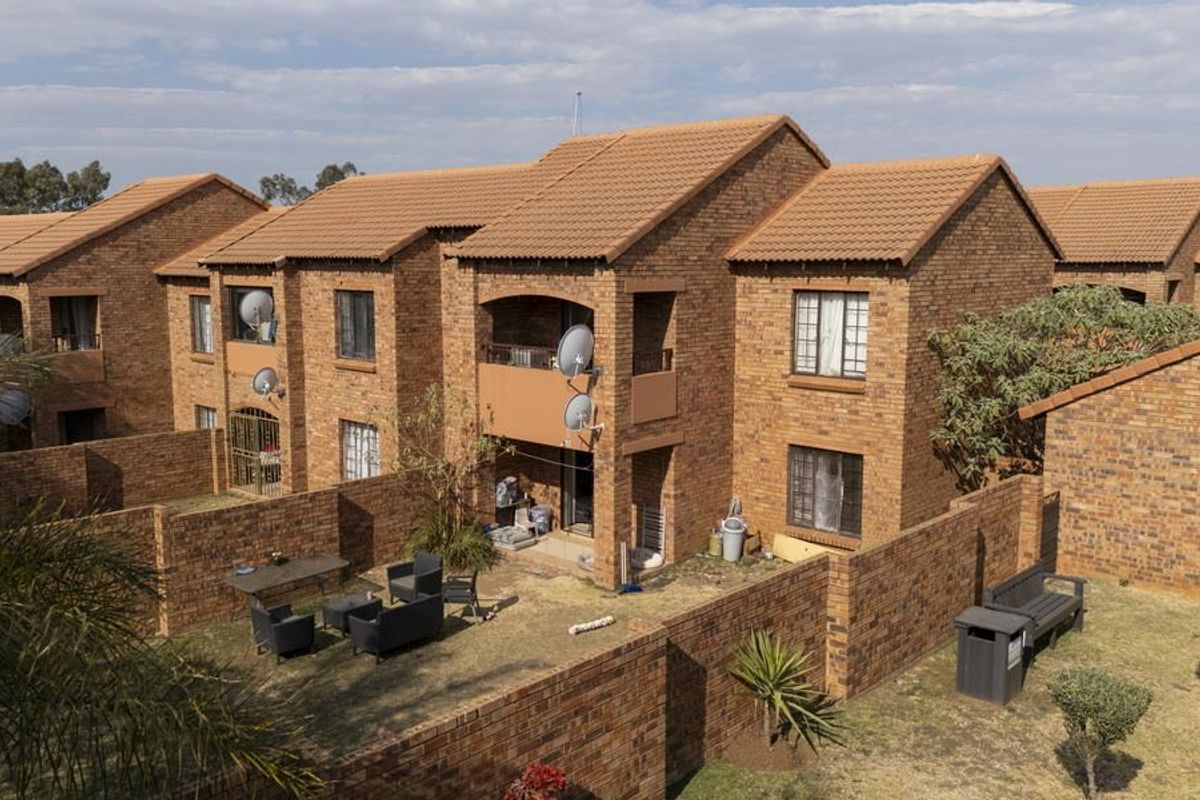 GROUND-FLOOR 2-BED UNIT WITH GARDEN IN MOOIKLOOF RIDGE ESTATE - Photo 4