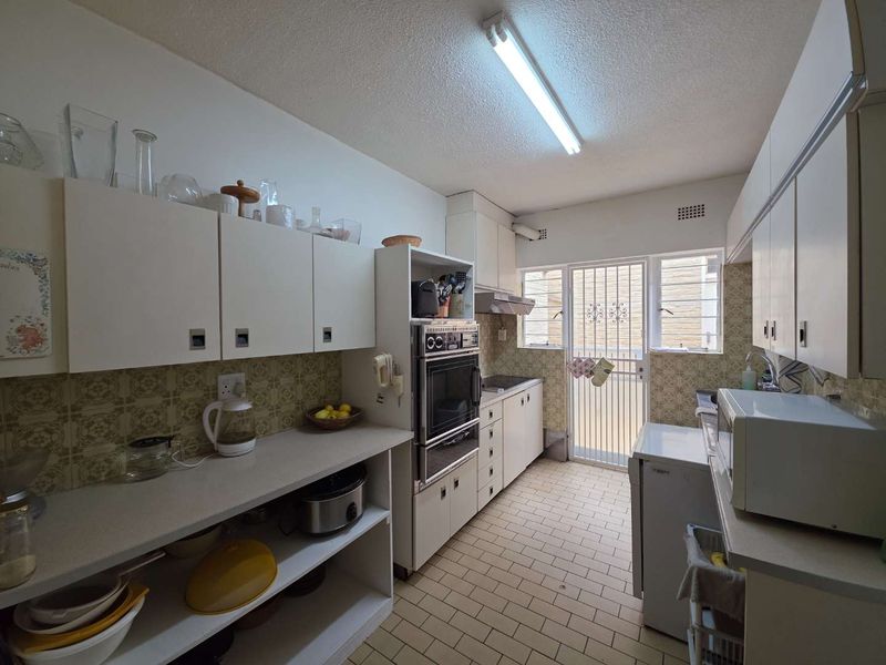 Spacious Cluster with pool and staff accomodation - River Club Sandton - Photo 6