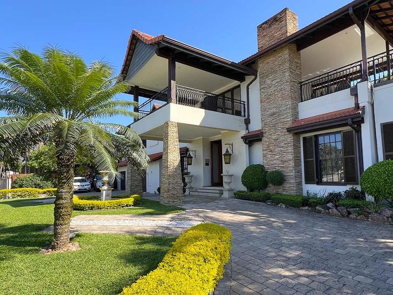 EXCLUSIVE 9 BEDROOM FULLY FURNISHED GUEST HOUSE OR LARGE FAMILY HOME IN PRIME UMHLANGA - Photo 4