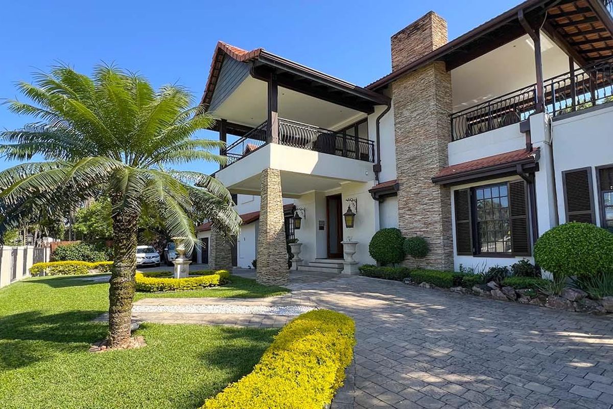 EXCLUSIVE 9 BEDROOM FULLY FURNISHED GUEST HOUSE OR LARGE FAMILY HOME IN PRIME UMHLANGA - Photo 4