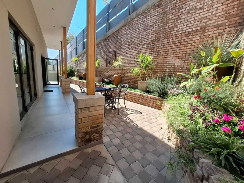 Refined Luxury Townhouse now selling a million dollars below valuation! - Photo 4