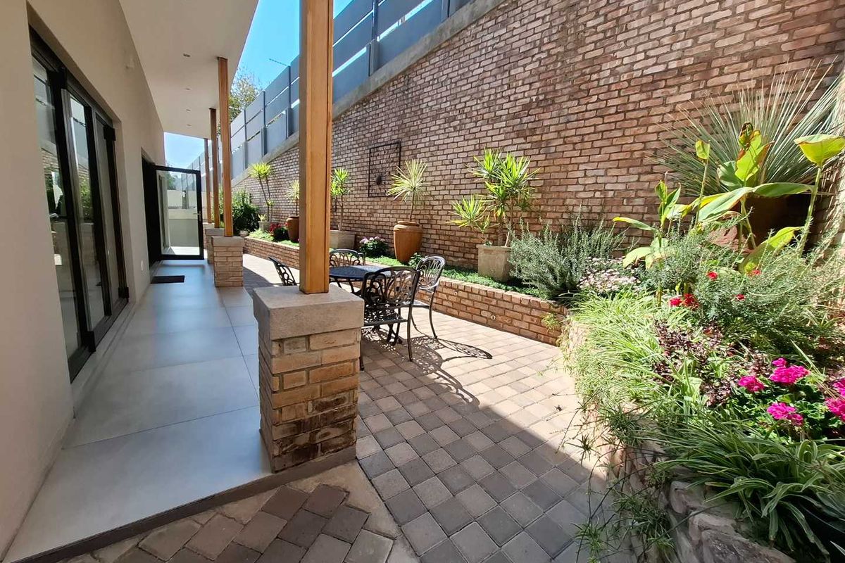 Refined Luxury Townhouse now selling a million dollars below valuation! - Photo 4