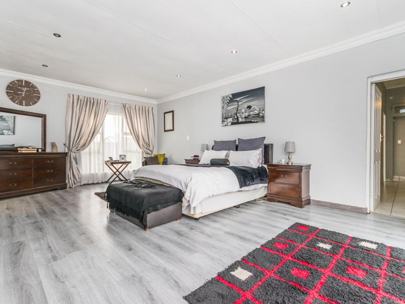 Exquisite Family Home in Sought-After Ontdekkerspark - Photo 7