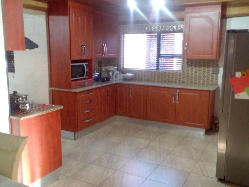 LUXURY AT ITS BEST!! PRICE NEGOTIABLE - Photo 4