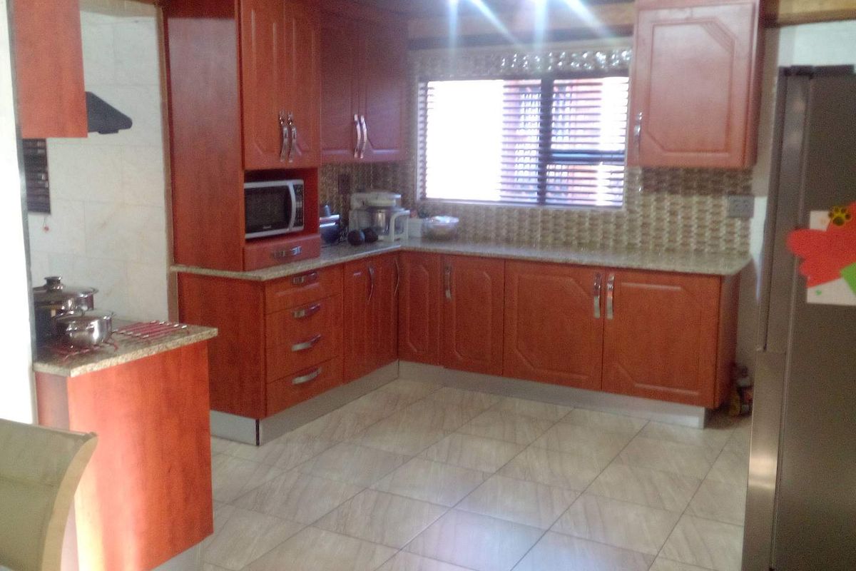 LUXURY AT ITS BEST!! PRICE NEGOTIABLE - Photo 4