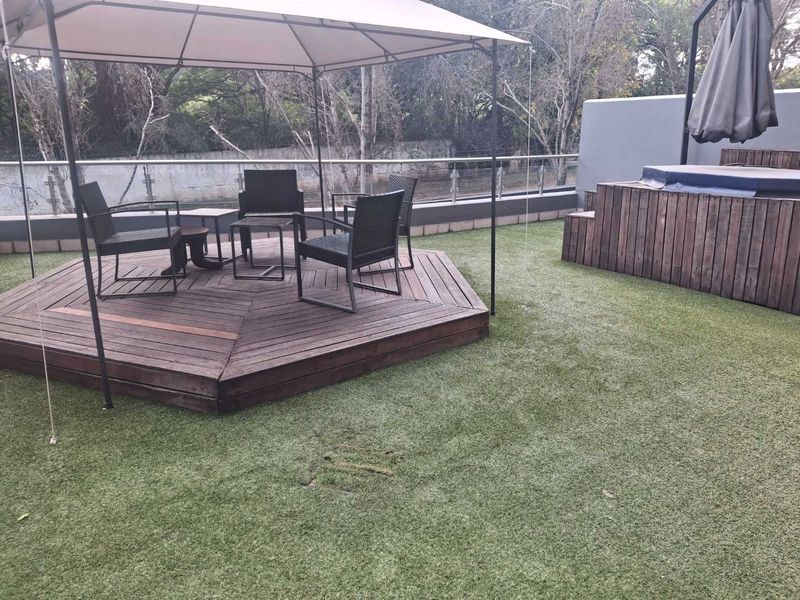 A BEAUTIFULLY FURNISHED TWO BEDROOM GARDEN APARTMENT - Photo 2