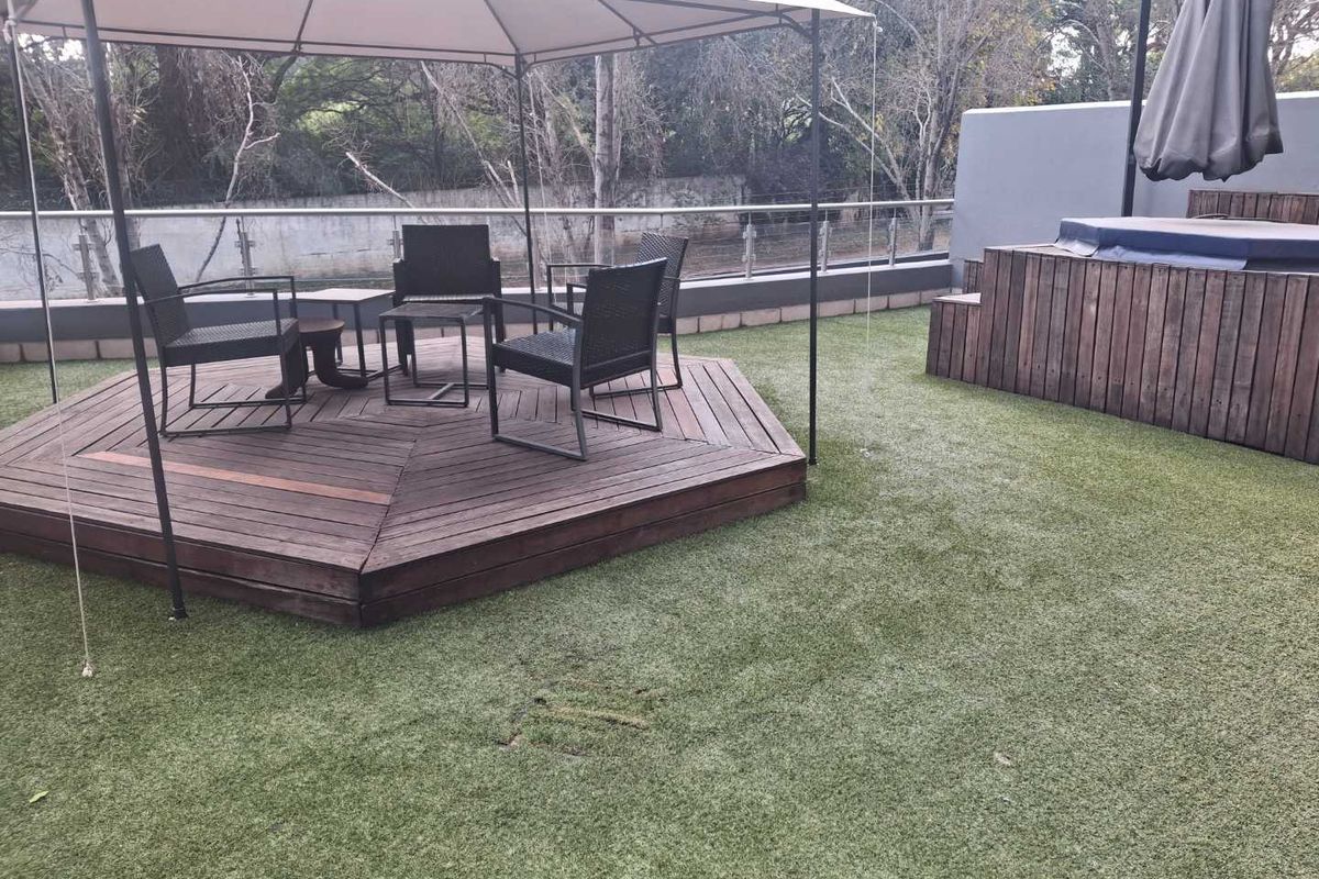 A BEAUTIFULLY FURNISHED TWO BEDROOM GARDEN APARTMENT - Photo 2