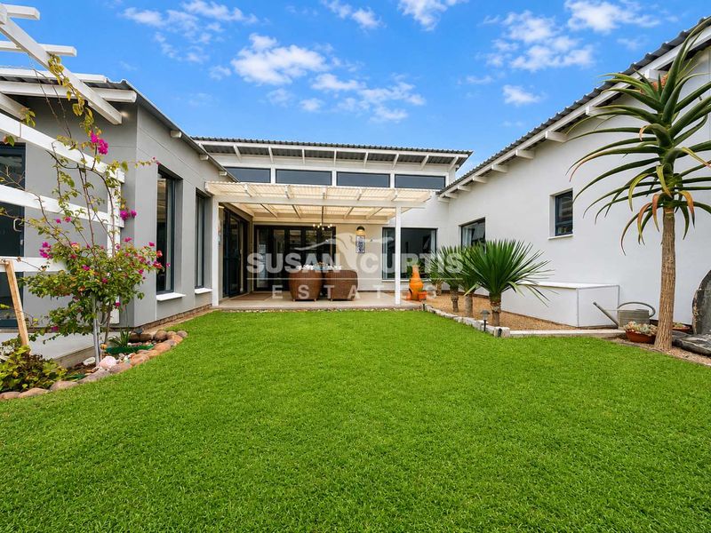 " A HOUSE DEFINED BY ELEGANCE AND INTENTION" - Photo 1