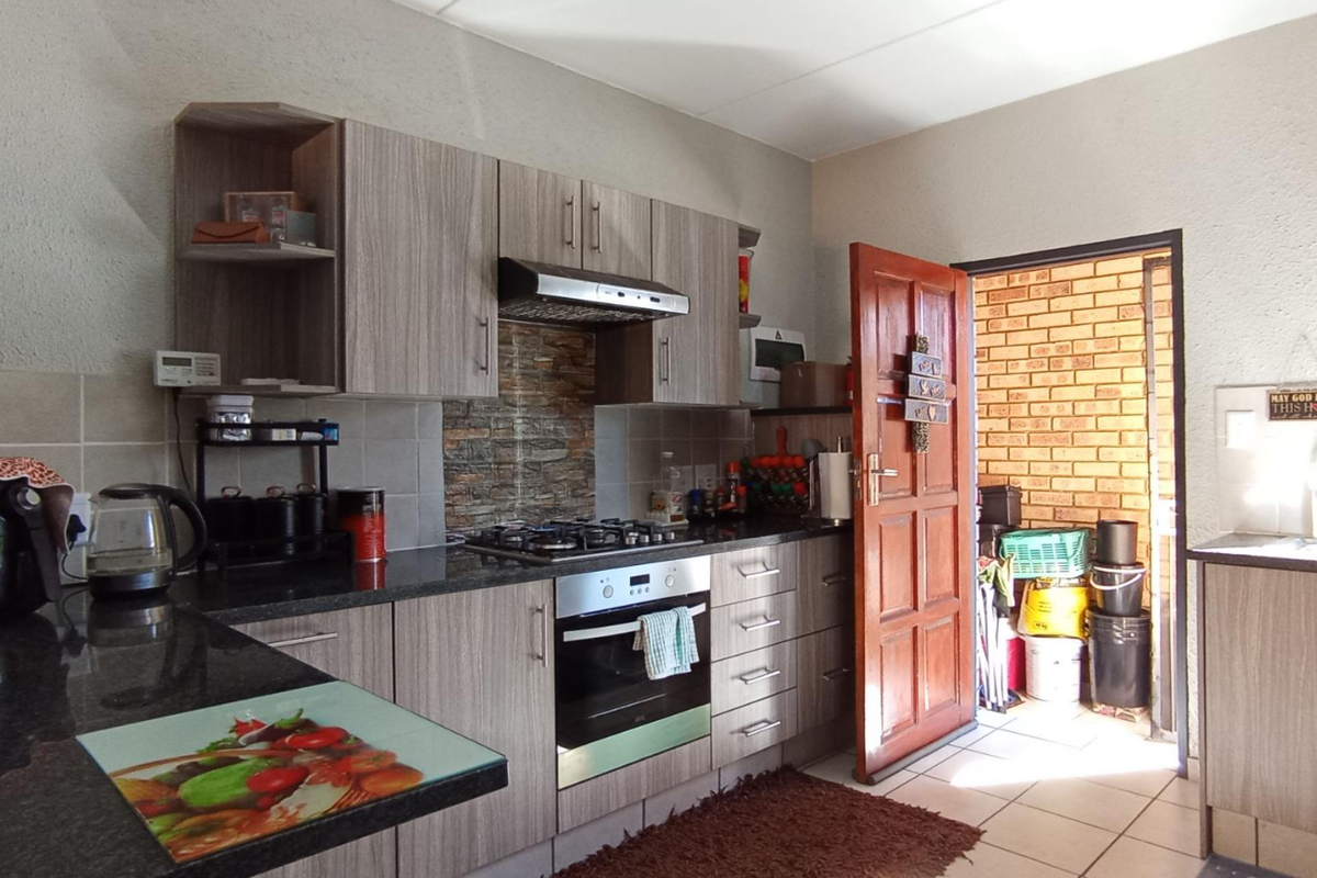 Beautiful Ground floor unit up for grabs - Photo 2