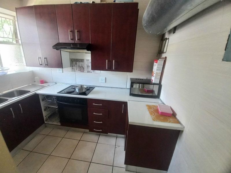 Your Perfect Haven: 2 Bedrooms, Cozy Living Space, Modern Kitchen, and Secure Comfort - Photo 3