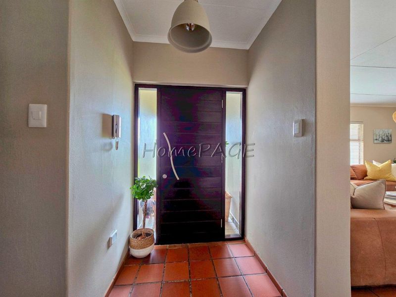 Central, Walvis Bay:  4 Bedr Home with 6-car garages IN A GOOD AREA - Photo 4