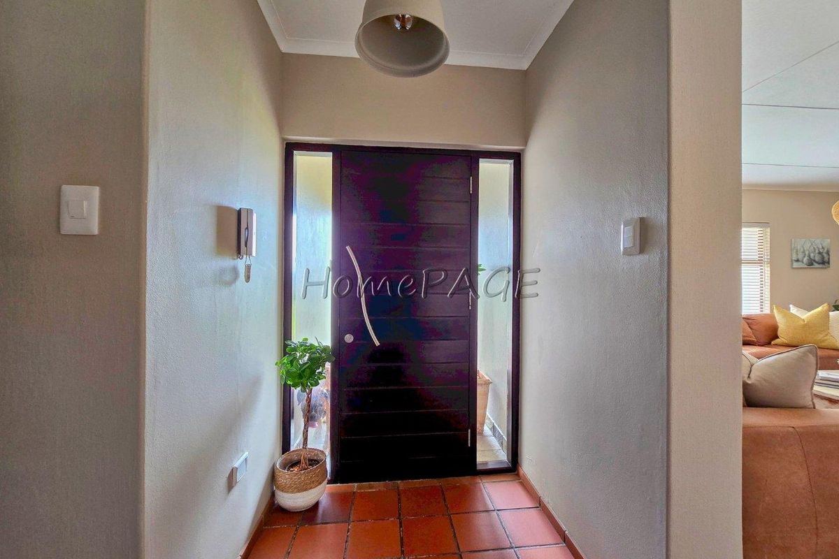 Central, Walvis Bay:  4 Bedr Home with 6-car garages IN A GOOD AREA - Photo 4