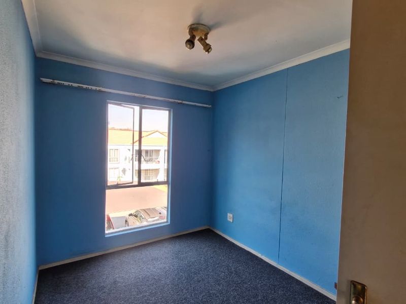 Unlock the Potential! Affordable 2-Bedroom Townhouse Ready for Your Personal Touch in Oakdene! - Photo 6