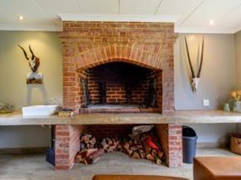 WIERDAPARK - MODERN UPGRADED 4 BEDROOM HOUSE WITH A FULL FLATLET. - Photo 1
