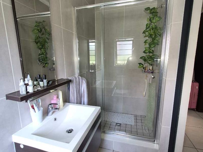 3 BEDS , 2 BATHS FOR SALE IN FOURWAYS - Photo 4