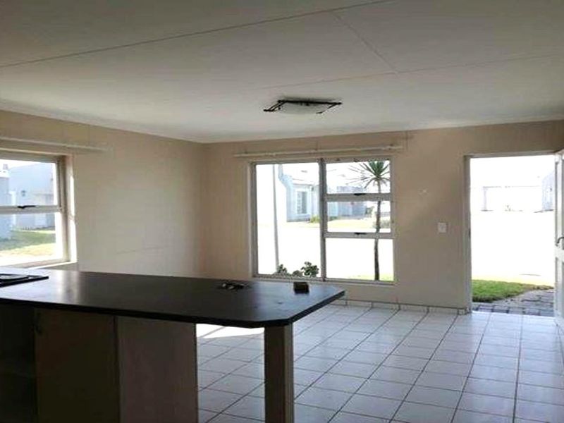 Spacious Corner Unit in a Safe and Secure Neighborhood - Photo 3