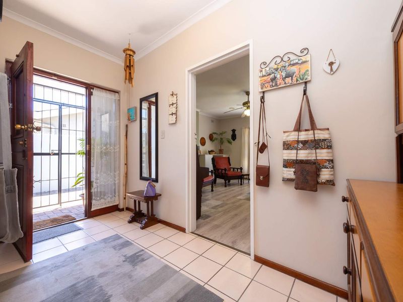 An Exceptionally Versatile Family Residence. - Photo 4